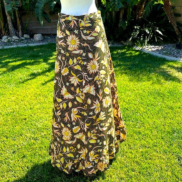 The Kooples Paris “Vintage flowers” women’s size 2 asymmetrical blk/yellow skirt - Picture 6 of 11